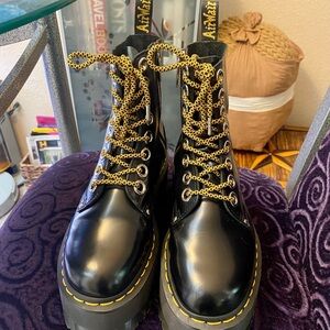 😃 Barely Worn Air Wair Dr. Martens ~ Perfect 👌🏻 For 🎁 The Holidays!!🥂🪩🎉☃️